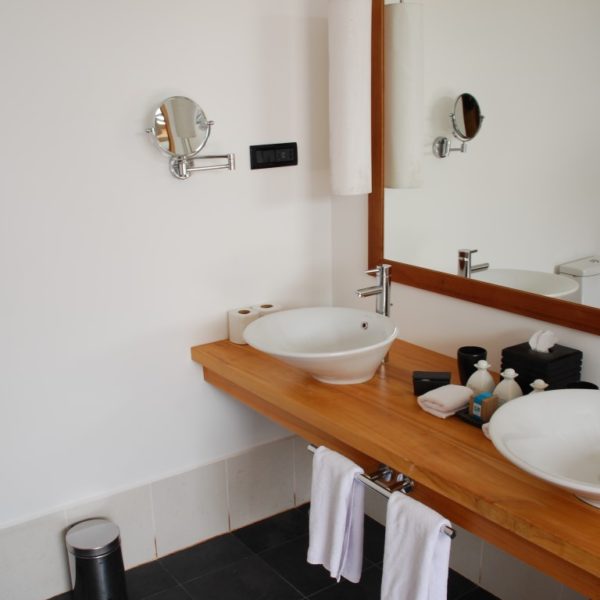 Five Simple Ways to Brighten Your Bathroom